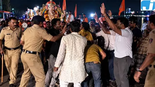 गणेश विसर्जन जुलूस में टकराव सांसद लक्ष्मीकांत निषाद समेत कई पर केस गणेश विसर्जन जुलूस में टकराव सांसद लक्ष्मीकांत निषाद समेत कई पर केस