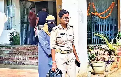 7 साल पहले गायब हुई महिला को पुलिस ने ढूंढ निकाला, 1700 KM दूर बरामद, हिजाब में मिली 7 साल पहले गायब हुई महिला को पुलिस ने ढूंढ निकाला, 1700 KM दूर बरामद, हिजाब में मिली