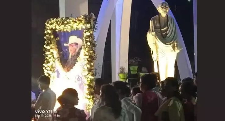 डूमडूमा में जुबीन दिवस पर उमड़ी भारी भीड़, छह साल बाद दिखा उत्साह डूमडूमा में जुबीन दिवस पर उमड़ी भारी भीड़, छह साल बाद दिखा उत्साह