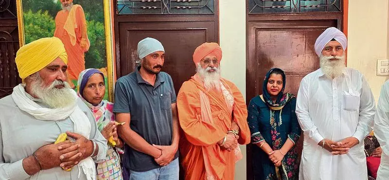 Kapurthala सऊदी हमले के बाद माझा के दो युवक घर लौटे Kapurthala सऊदी हमले के बाद माझा के दो युवक घर लौटे