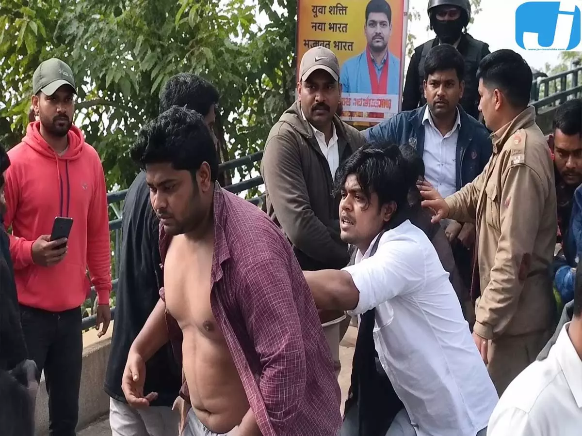 नैनीताल में घूमने आए पर्यटकों का हंगामा नाविकों के साथ मारपीट, छह पर कार्रवाई नैनीताल में घूमने आए पर्यटकों का हंगामा नाविकों के साथ मारपीट, छह पर कार्रवाई
