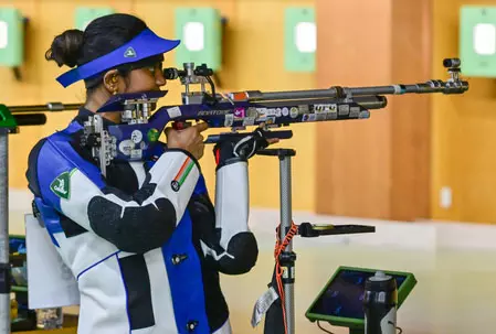 एशियन गेम्स: भारतीय महिला टीम ने 10 मीटर एयर राइफल स्पर्धा में रजत पदक जीता, एलावेनिल, सोनम व्यक्तिगत फाइनल में पहुंचीं एशियन गेम्स: भारतीय महिला टीम ने 10 मीटर एयर राइफल स्पर्धा में रजत पदक जीता, एलावेनिल, सोनम व्यक्तिगत फाइनल में पहुंचीं
