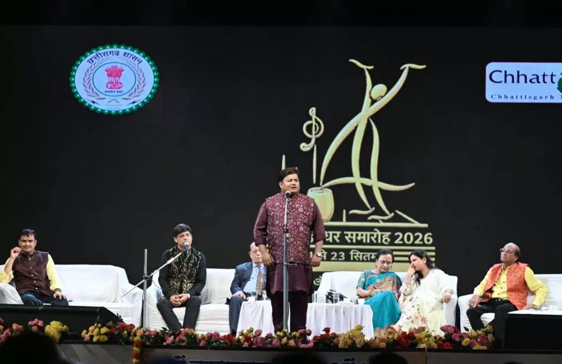 चक्रधर समारोह में पद्मश्री सुरेंद्र शर्मा ने हास्य-व्यंग्य से खूब गुदगुदाया चक्रधर समारोह में पद्मश्री सुरेंद्र शर्मा ने हास्य-व्यंग्य से खूब गुदगुदाया
