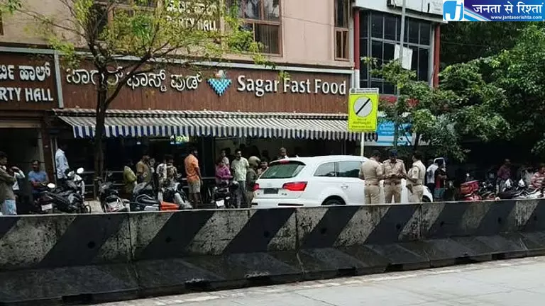 बेंगलुरु के कोरामंगला में ऑडी कार के अंदर मिला 46 वर्षीय व्यक्ति का शव, पुलिस जांच में जुटी बेंगलुरु के कोरामंगला में ऑडी कार के अंदर मिला 46 वर्षीय व्यक्ति का शव, पुलिस जांच में जुटी