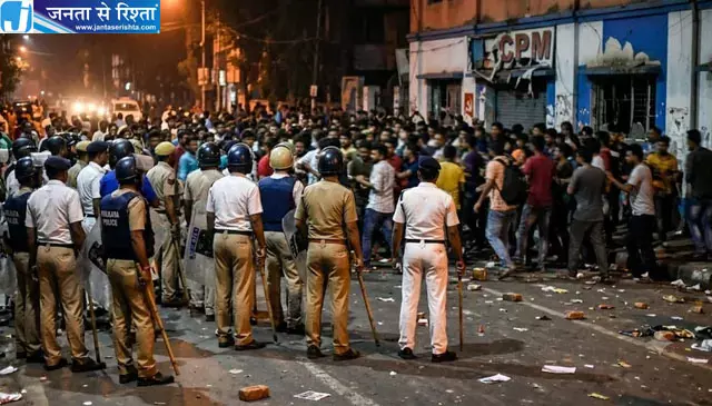 कोलकाता में तोड़फोड़ से मचा हड़कंप कोलकाता में तोड़फोड़ से मचा हड़कंप