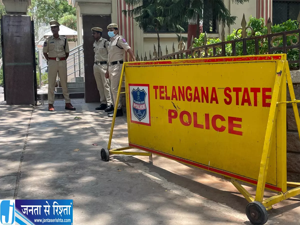 हैदराबाद में सड़क पार कर रहे 3 साल के बच्चे को कार ने मारी टक्कर हैदराबाद में सड़क पार कर रहे 3 साल के बच्चे को कार ने मारी टक्कर