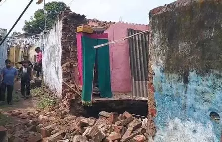 तेज धमाके के साथ फिर धंसी भूमि, चार मकान प्रभावित, दो पूरी तरह जमींदोज तेज धमाके के साथ फिर धंसी भूमि, चार मकान प्रभावित, दो पूरी तरह जमींदोज