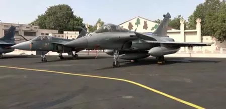 भारतीय लड़ाकू विमान तेजस में सवार हुए भारत व जापान के एयरफोर्स चीफ भारतीय लड़ाकू विमान तेजस में सवार हुए भारत व जापान के एयरफोर्स चीफ