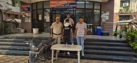 सड़क हादसे की जांच में चोरी की बाइक और बटनदार चाकू बरामद, 22 वर्षीय युवक गिरफ्तार सड़क हादसे की जांच में चोरी की बाइक और बटनदार चाकू बरामद, 22 वर्षीय युवक गिरफ्तार