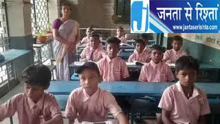 स्कूल भवन नहीं बच्चे बरामदे में पढ़ने को मजबूर स्कूल भवन नहीं बच्चे बरामदे में पढ़ने को मजबूर
