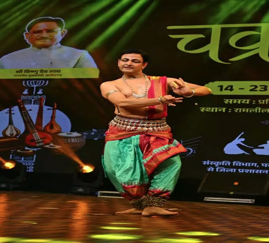 ओडिसी की शास्त्रीय छटा में सजी गौरीशंकर दाश की भावपूर्ण प्रस्तुति ओडिसी की शास्त्रीय छटा में सजी गौरीशंकर दाश की भावपूर्ण प्रस्तुति