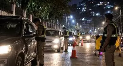 मेघालय: शिलांग में पुलिस ने बढ़ाई गाड़ियों की चेकिंग मेघालय: शिलांग में पुलिस ने बढ़ाई गाड़ियों की चेकिंग