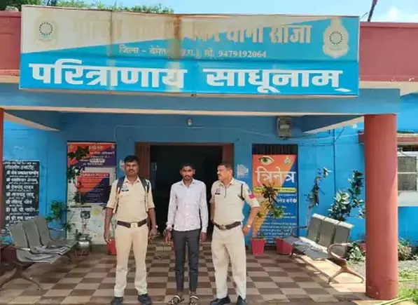 गौवंश तस्करी पर कार्रवाई, 3 मवेशियों से भरी पिकअप जब्त चालक गिरफ्तार गौवंश तस्करी पर कार्रवाई, 3 मवेशियों से भरी पिकअप जब्त चालक गिरफ्तार