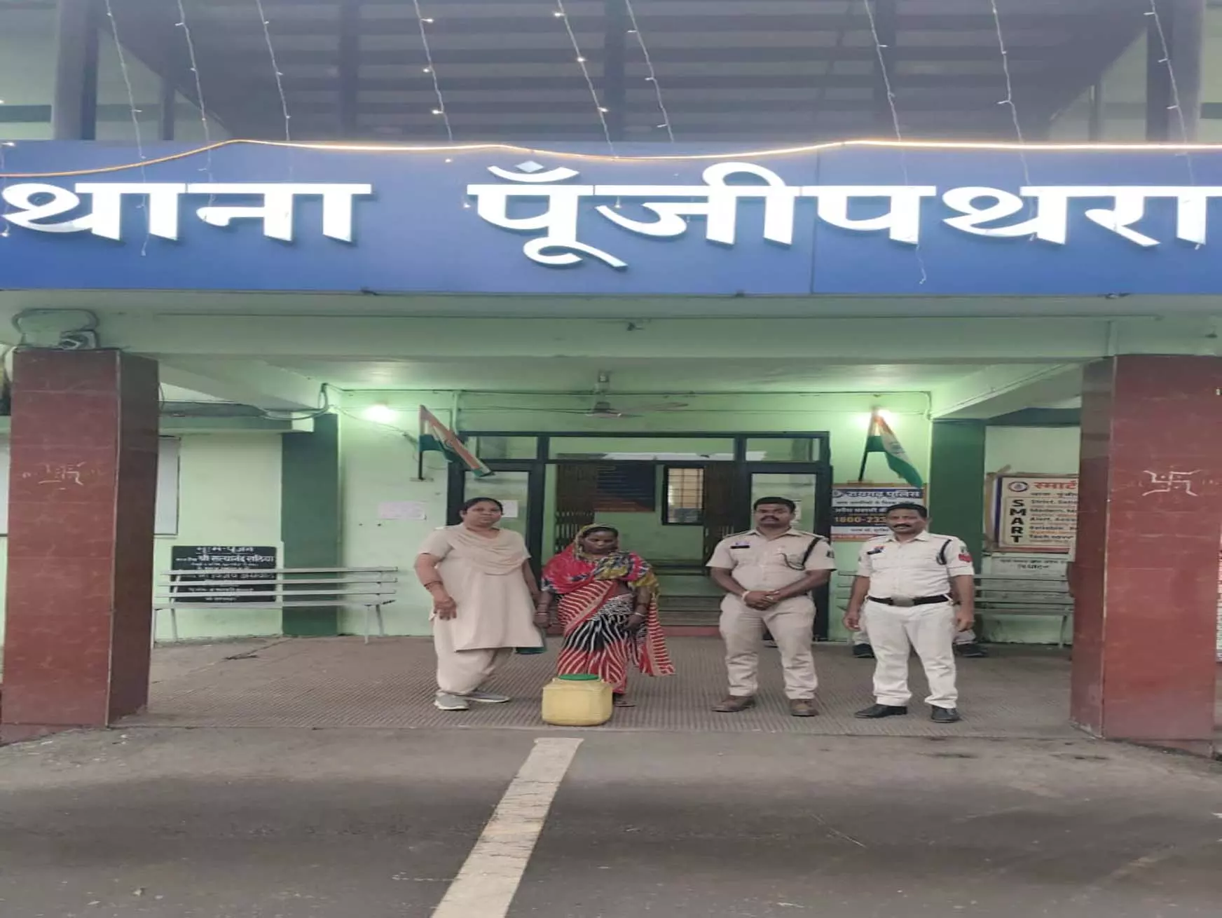 पूंजीपथरा पुलिस की बड़ी कार्रवाई, महिला से 15 लीटर महुआ शराब बरामद पूंजीपथरा पुलिस की बड़ी कार्रवाई, महिला से 15 लीटर महुआ शराब बरामद