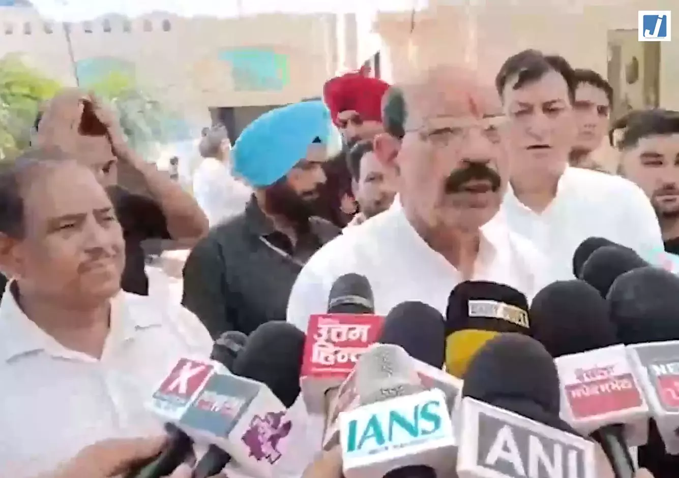 जालंधर में पूर्व कैबिनेट मंत्री भगत चुन्नी लाल को श्रद्धांजलि देने पहुंचे लोग जालंधर में पूर्व कैबिनेट मंत्री भगत चुन्नी लाल को श्रद्धांजलि देने पहुंचे लोग