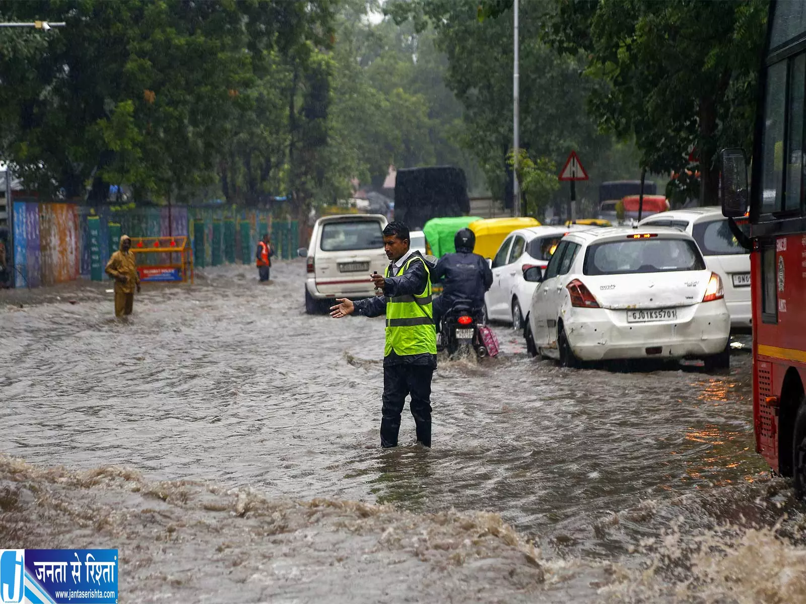 कोट्टाप्पुझा नदी में हादसा कई पर्यटकों के बहने की आशंका कोट्टाप्पुझा नदी में हादसा कई पर्यटकों के बहने की आशंका