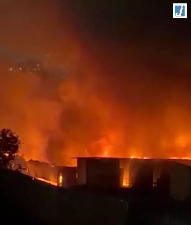 FIRE VIDEO : फर्नीचर गोदाम में लगी भीषण आग, दो लोग झुलसे FIRE VIDEO : फर्नीचर गोदाम में लगी भीषण आग, दो लोग झुलसे