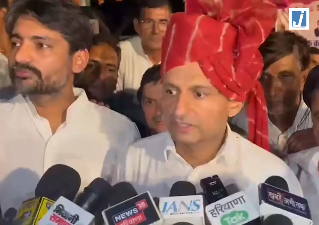 भिवानी में दीपेंद्र हुड्डा का बयान बोले जनता की लड़ाई लड़ने के कारण निशाने पर हैं भिवानी में दीपेंद्र हुड्डा का बयान बोले जनता की लड़ाई लड़ने के कारण निशाने पर हैं