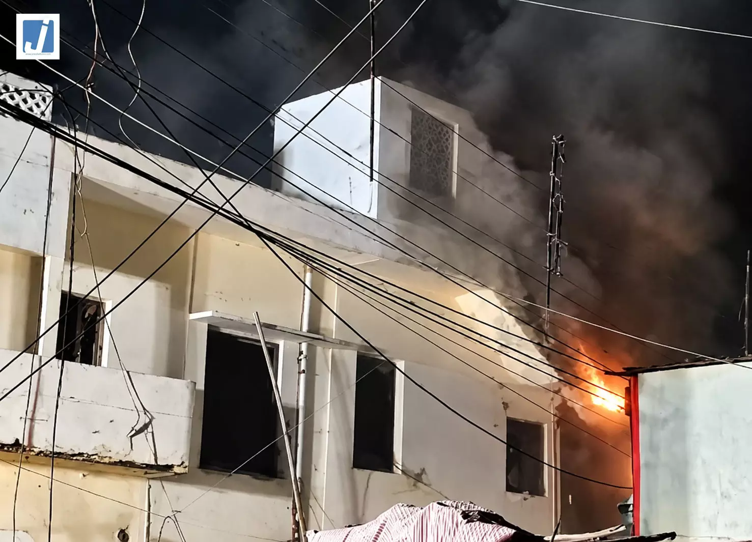 धुएं के गुबार में घिरा मकान धधकती आग से मची अफरा-तफरी धुएं के गुबार में घिरा मकान धधकती आग से मची अफरा-तफरी