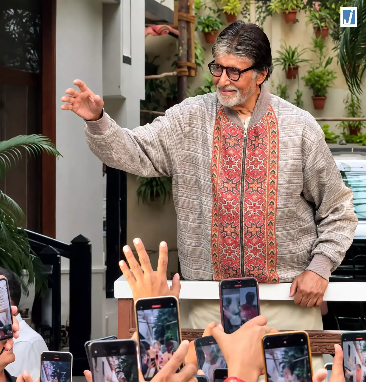 रिलीज से पहले बदली तारीख, फिर फ़ॉलोअर्स के बिच नजर आये अमिताभ बच्चन रिलीज से पहले बदली तारीख, फिर फ़ॉलोअर्स के बिच नजर आये अमिताभ बच्चन