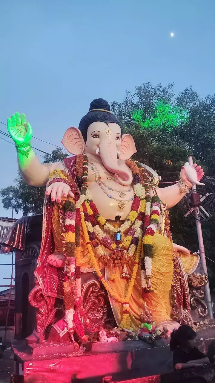 हिंदूपुर: गरिडी गणेश उत्सव के 50 वर्ष पूरे होने पर हेलीकॉप्टर से पुष्पवर्षा की गई