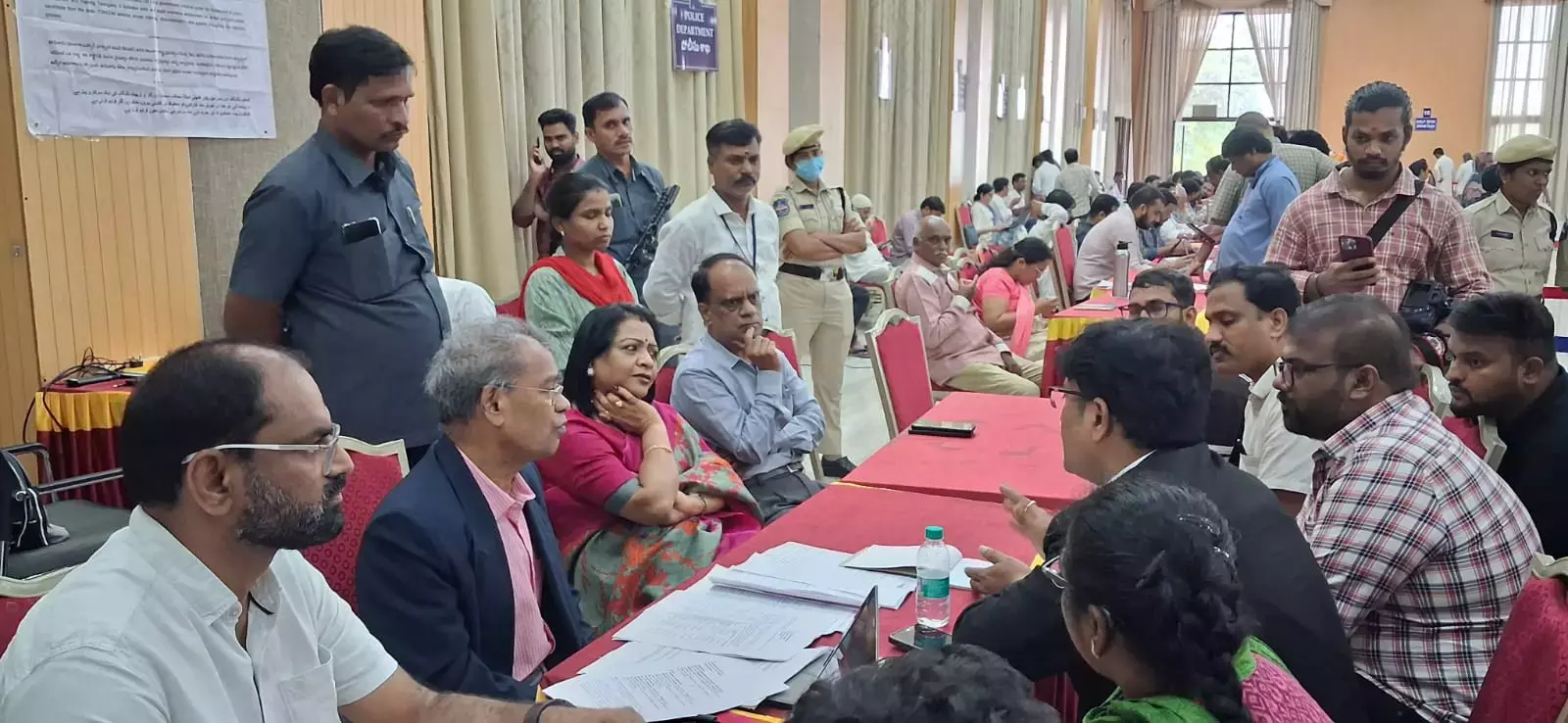 निज़ामाबाद: यूके नौकरी धोखाधड़ी पीड़ितों ने सीएम प्रवासी प्रजावाणी के माध्यम से न्याय मांगा