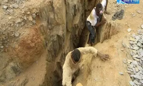 सोने की खदान धंसी 11 मजदूरों की मौत 30 घायल