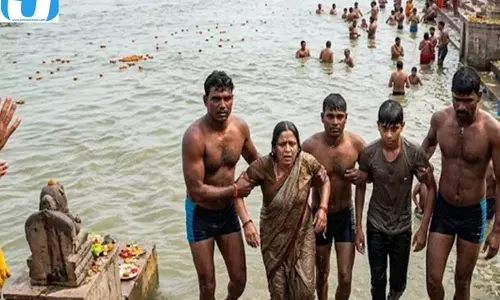 गंगा स्नान के दौरान बड़ा खतरा, गहरे पानी में बहे तीन श्रद्धालुओं की बची जान
