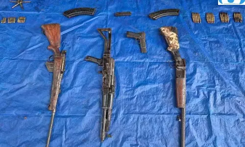 नक्सलियों के ठिकाने से हथियारों का जखीरा बरामद, AK-47 समेत रायफल जब्त नक्सलियों के ठिकाने से हथियारों का जखीरा बरामद, AK-47 समेत रायफल जब्त