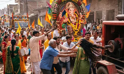 गणेश विसर्जन में बड़ा हादसा जनरेटर में फंसे महिला के बाल