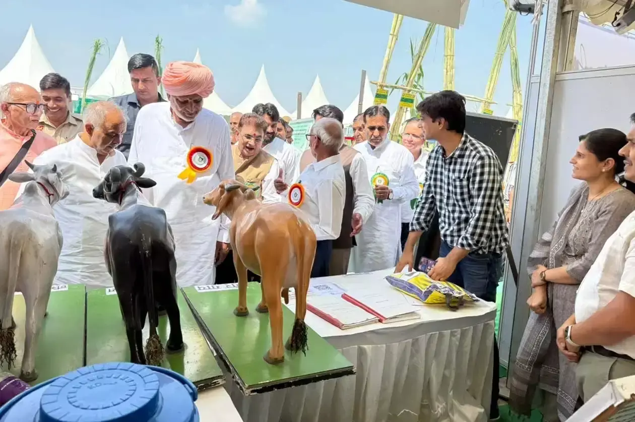 Hisar: लुवास स्टॉल पर कृषि एवं पशुपालन संबंधी जानकारी लेने पहुंचे किसान