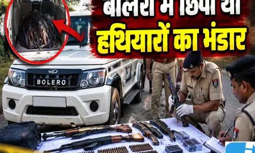 MP शासन लिखी गाड़ी से निकले हथियार, 6 बदमाशों की साजिश नाकाम MP शासन लिखी गाड़ी से निकले हथियार, 6 बदमाशों की साजिश नाकाम