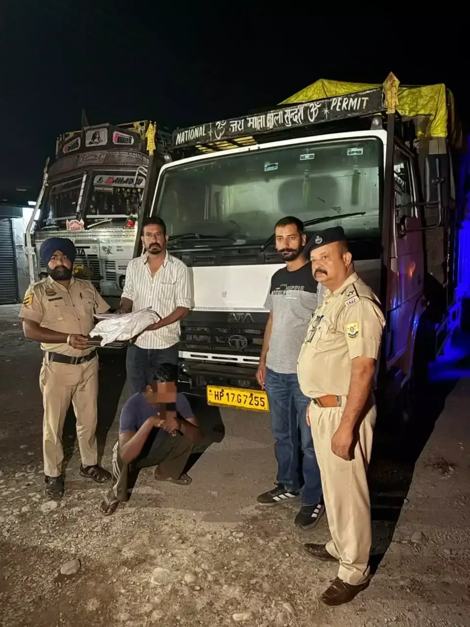 Nahan: माजरा में नशे की खेप के साथ ट्रक चालक पकड़ा Nahan: माजरा में नशे की खेप के साथ ट्रक चालक पकड़ा