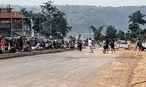 Manipur: सरकार से आश्वासन के बाद खत्म हुई आर्थिक नाकेबंदी Manipur: सरकार से आश्वासन के बाद खत्म हुई आर्थिक नाकेबंदी