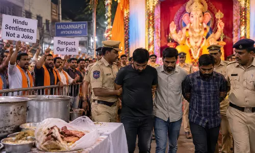 हैदराबाद में गणेश पंडाल के पास मांसाहारी खाने का पैकेट मिलने पर विवाद, तीन लोग हिरासत में हैदराबाद में गणेश पंडाल के पास मांसाहारी खाने का पैकेट मिलने पर विवाद, तीन लोग हिरासत में
