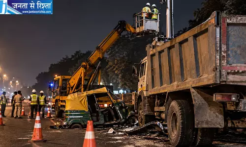 दिल्ली के सरिता विहार में दर्दनाक हादसा, डंपर की टक्कर से ऑटो सवार चार लोगों की मौत दिल्ली के सरिता विहार में दर्दनाक हादसा, डंपर की टक्कर से ऑटो सवार चार लोगों की मौत