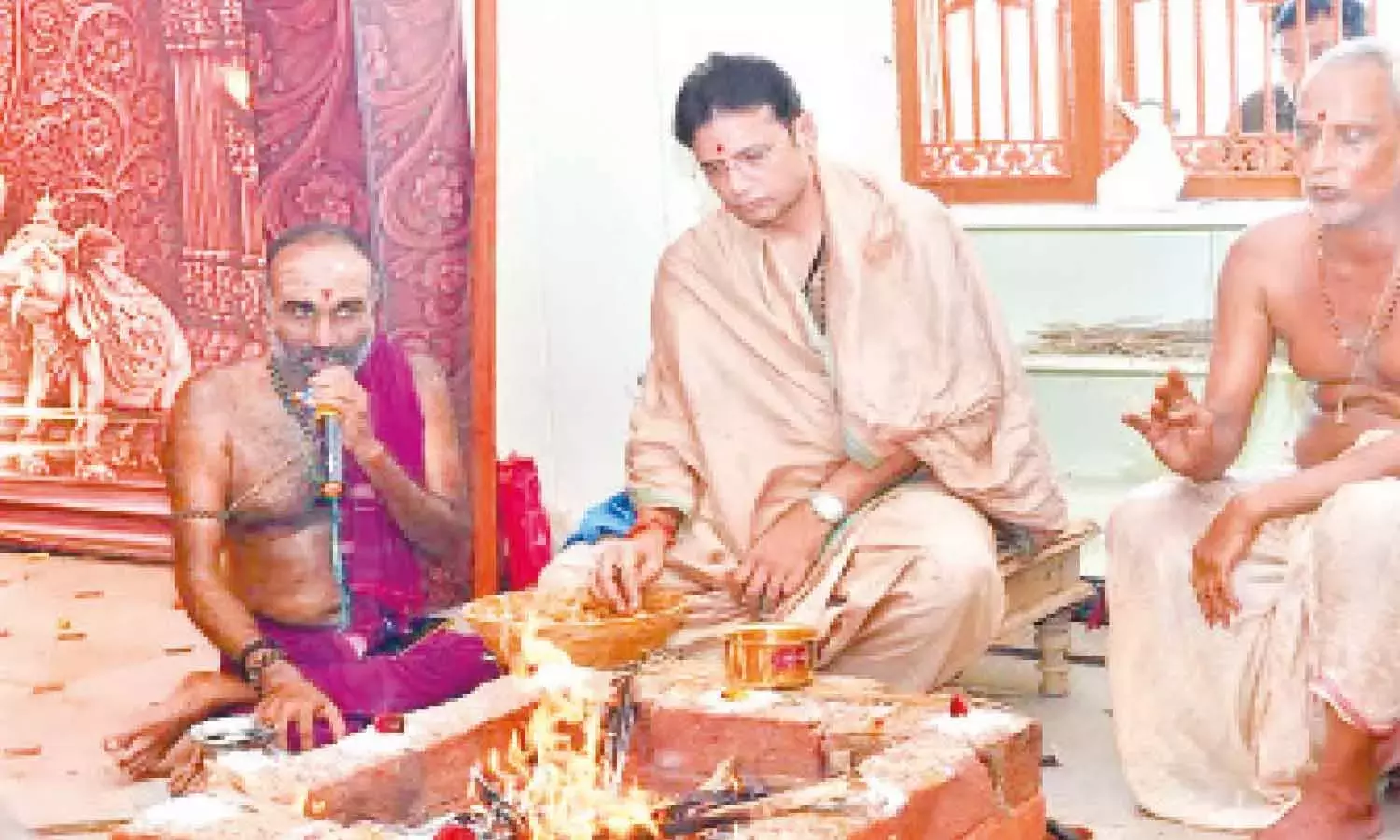 श्रीधर बाबू मंथनी में गणपति होम में भाग लेते