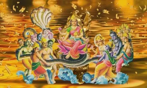 मां लक्ष्मी को प्रिय क्यों है कमल का फूल समुद्र मंथन से जुड़ी है खास कथा