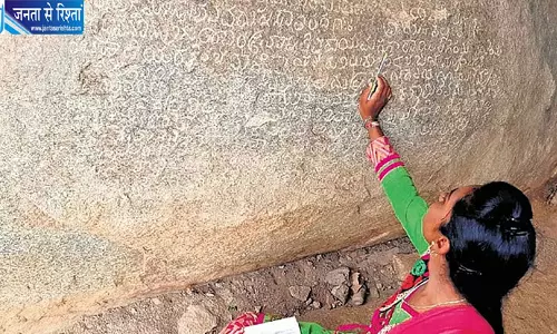 गदग के नीलगुंड गांव में मिली मध्य पाषाण युग की रॉक पेंटिंग और शिलालेख, शोध की मांग तेज