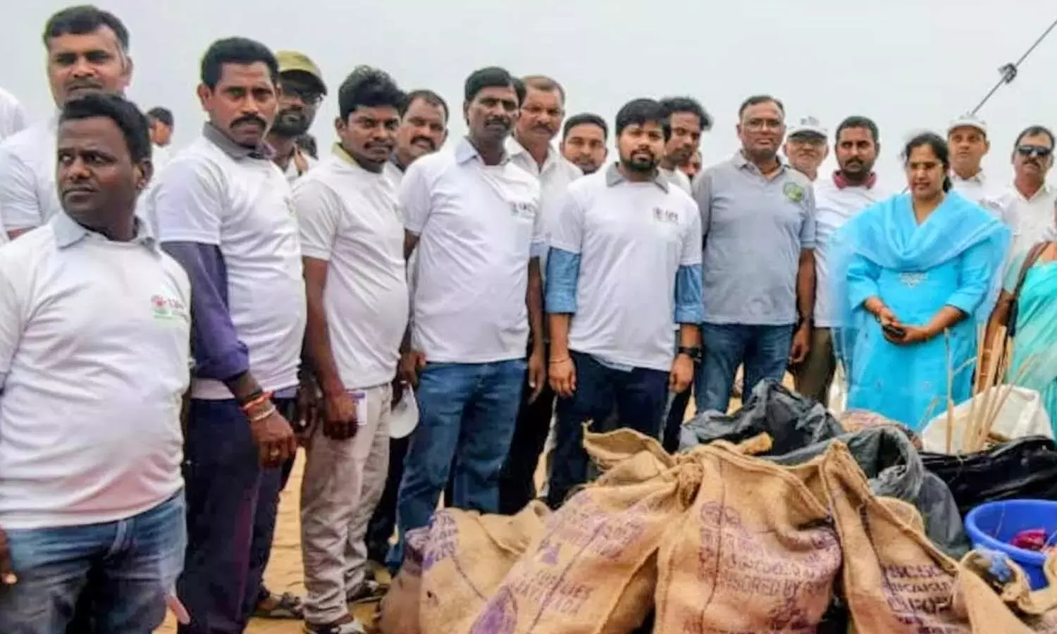 Andhra: बरुवा समुद्र तट पर एक विशाल समुद्र तट सफाई अभियान चलाया गया
