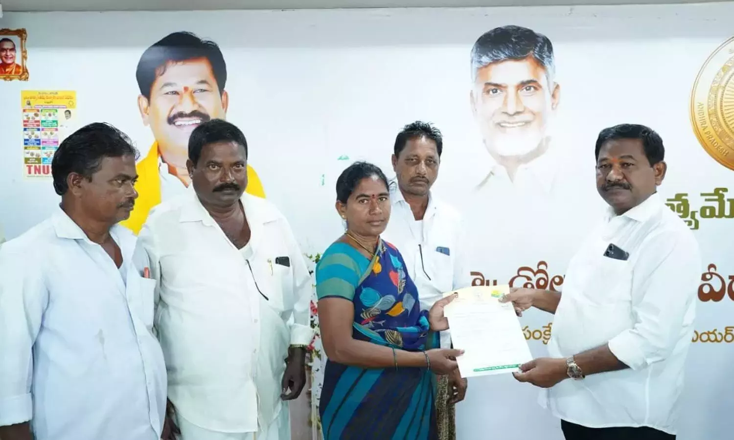 Andhra: मंत्री ने लाभार्थियों को सीएमआरएफ सहायता वितरित की Andhra: मंत्री ने लाभार्थियों को सीएमआरएफ सहायता वितरित की