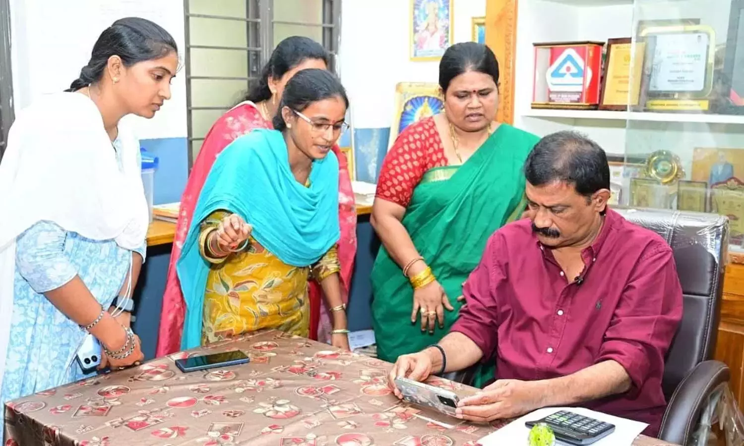 Andhra: केजीबीवी में सोते समय कटी छात्राओं की चोटी Andhra: केजीबीवी में सोते समय कटी छात्राओं की चोटी