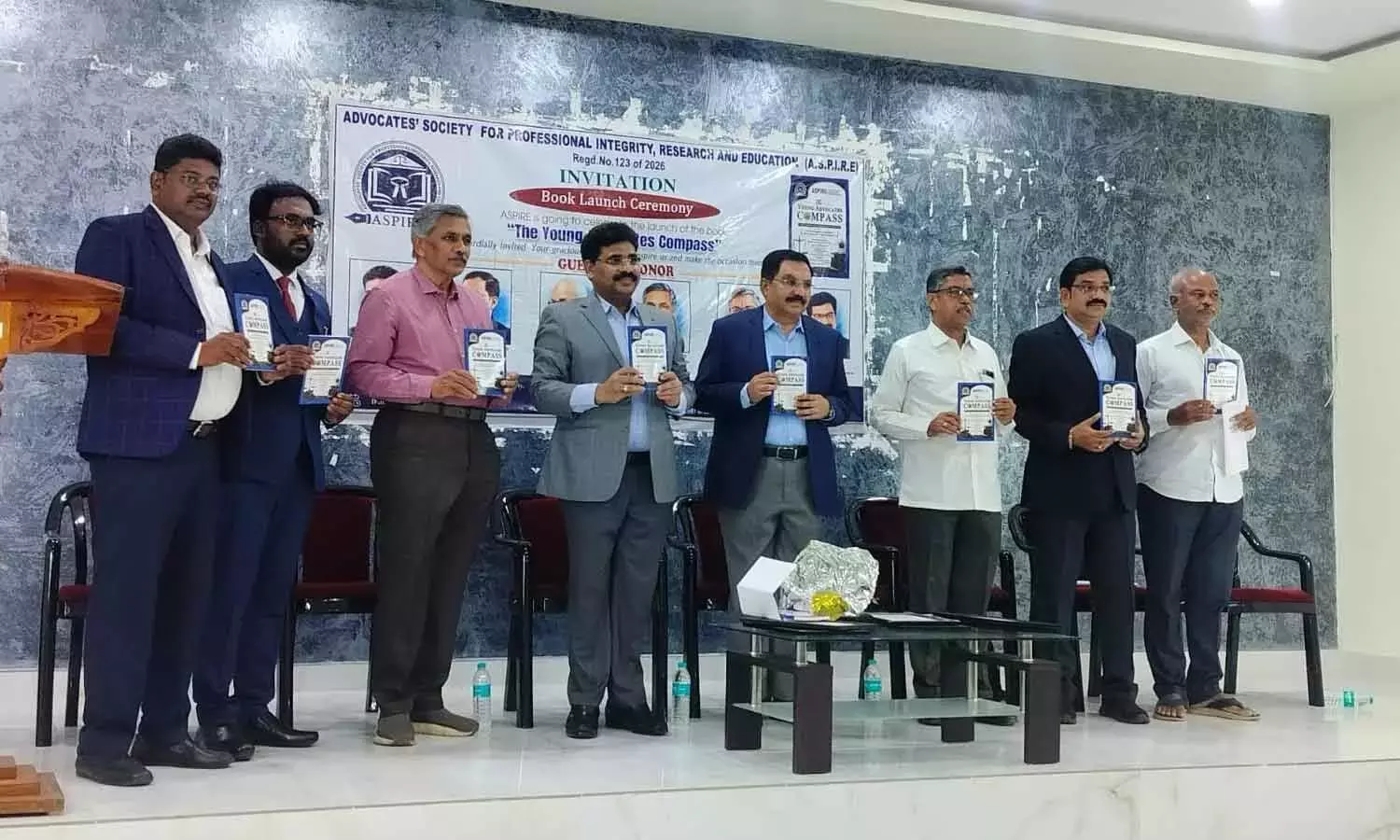 Andhra: यंग एडवोकेट की कम्पास पुस्तक का विमोचन Andhra: यंग एडवोकेट की कम्पास पुस्तक का विमोचन