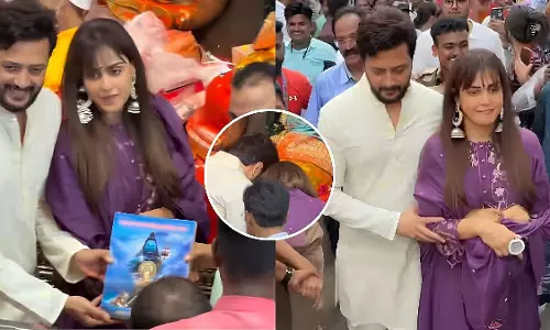 लालबागचा राजा के दर्शन के लिए पहुंचे रितेश और जेनेलिया देशमुख, भीड़ के बीच नंगे पैर पहुंचे पंडाल लालबागचा राजा के दर्शन के लिए पहुंचे रितेश और जेनेलिया देशमुख, भीड़ के बीच नंगे पैर पहुंचे पंडाल