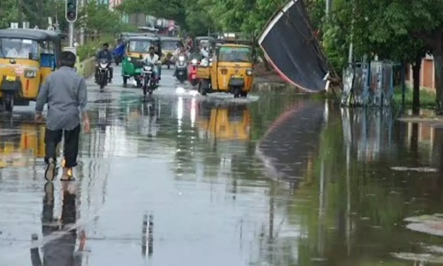 Andhra: रविवार को अचानक आए तूफान ने किसानों को परेशान कर दिया