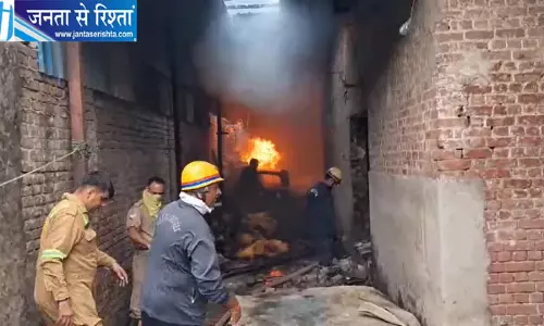 बुलंदशहर रोड औद्योगिक क्षेत्र की फैक्ट्री में भीषण आग बुलंदशहर रोड औद्योगिक क्षेत्र की फैक्ट्री में भीषण आग