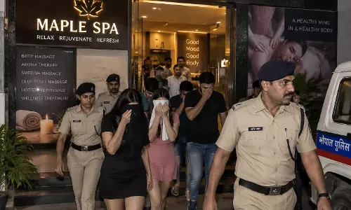 भोपाल में स्पा सेंटरों पर पुलिस की छापेमारी, अवैध गतिविधियों के शक में कई लोग हिरासत में भोपाल में स्पा सेंटरों पर पुलिस की छापेमारी, अवैध गतिविधियों के शक में कई लोग हिरासत में
