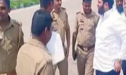 अली के काफिले के पास पहुंची अहजम की गाड़ी पुलिस ने लिया संज्ञान अली के काफिले के पास पहुंची अहजम की गाड़ी पुलिस ने लिया संज्ञान