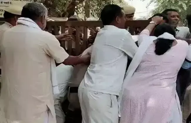 Rewari: अनाज मंडी में किसानों ने ताला लगाकर जताया विरोध