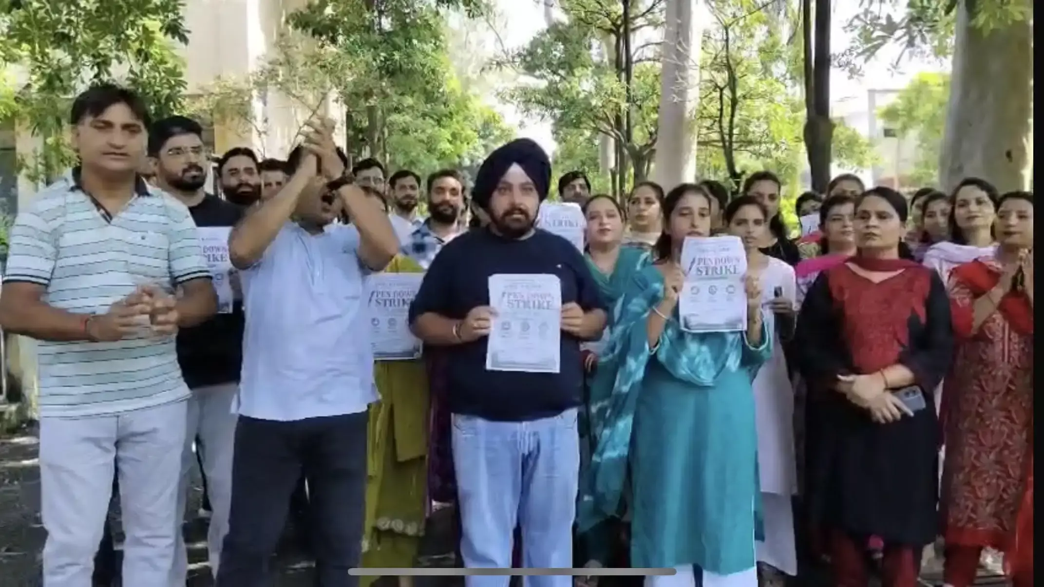 Kathua: पेन डाउन हड़ताल से अस्थायी लेक्चररों ने सरकार को चेताया